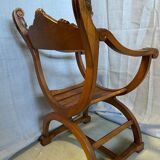 Siège, fauteuil Dagobert curule en noyer sculpté style Renaissance