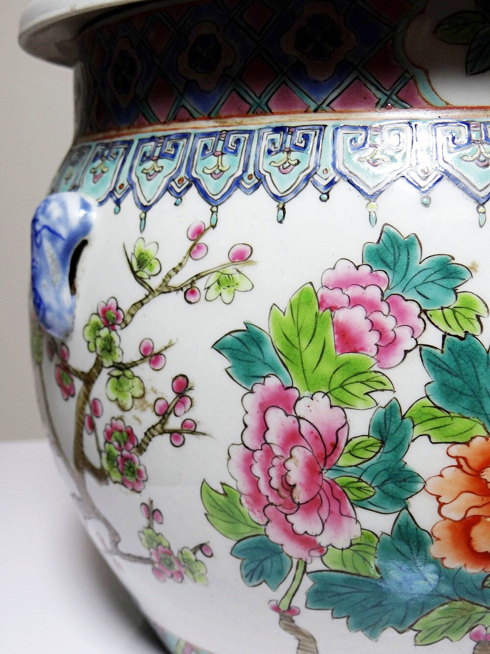Large covered vase in Chinese porcelain, floral famille rose decoration.
