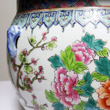 Large covered vase in Chinese porcelain, floral famille rose decoration.