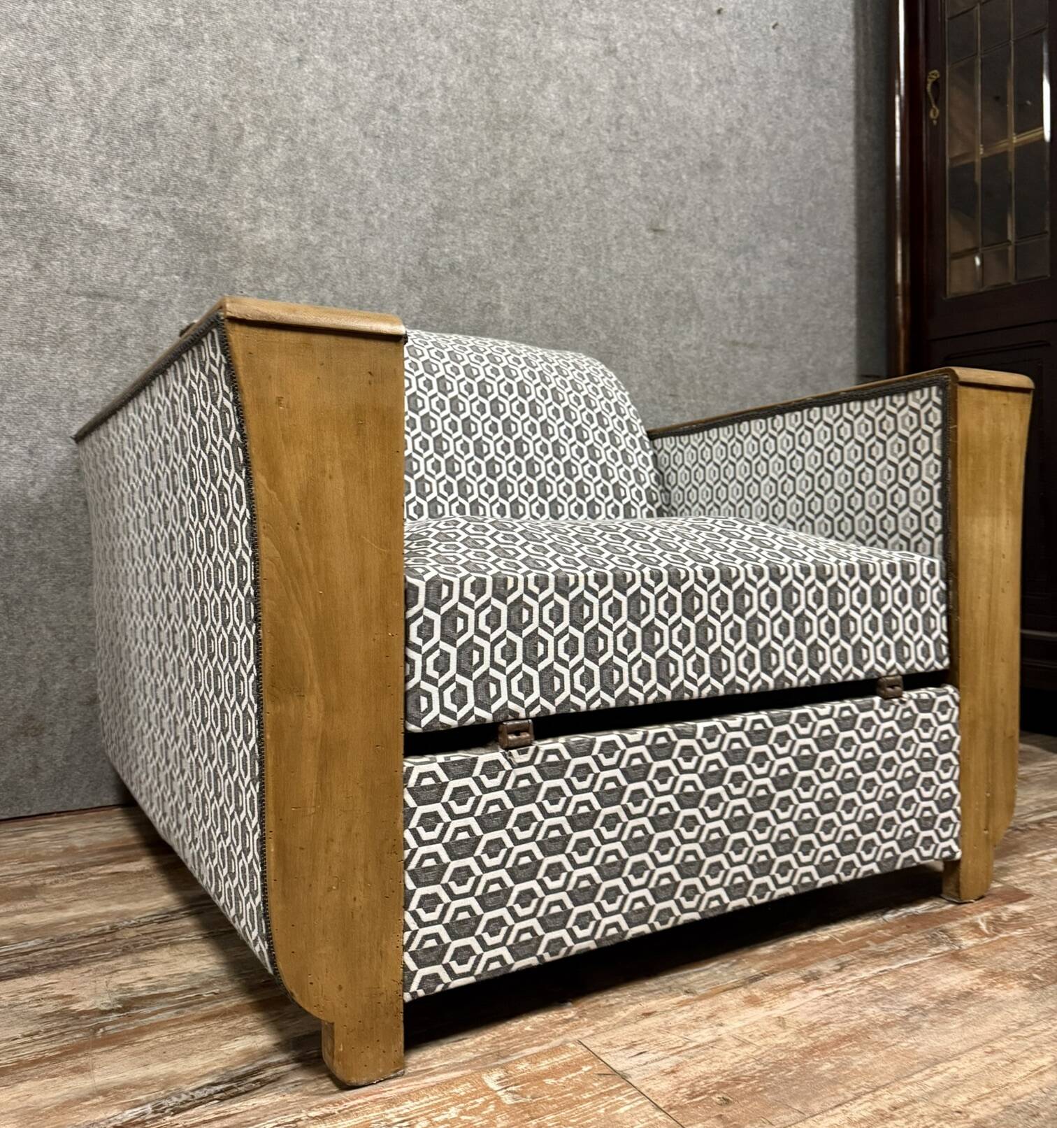 tulip armchair convertible into a bed, Art Deco period, light wood