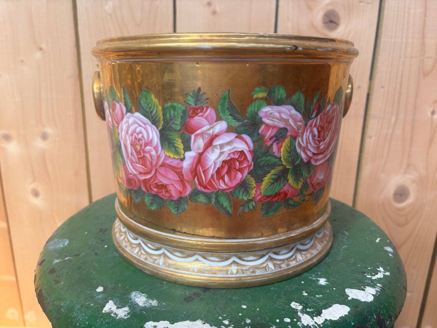 Cache-pot porcelain from Paris, rose decoration on a golden background, Empire style.
