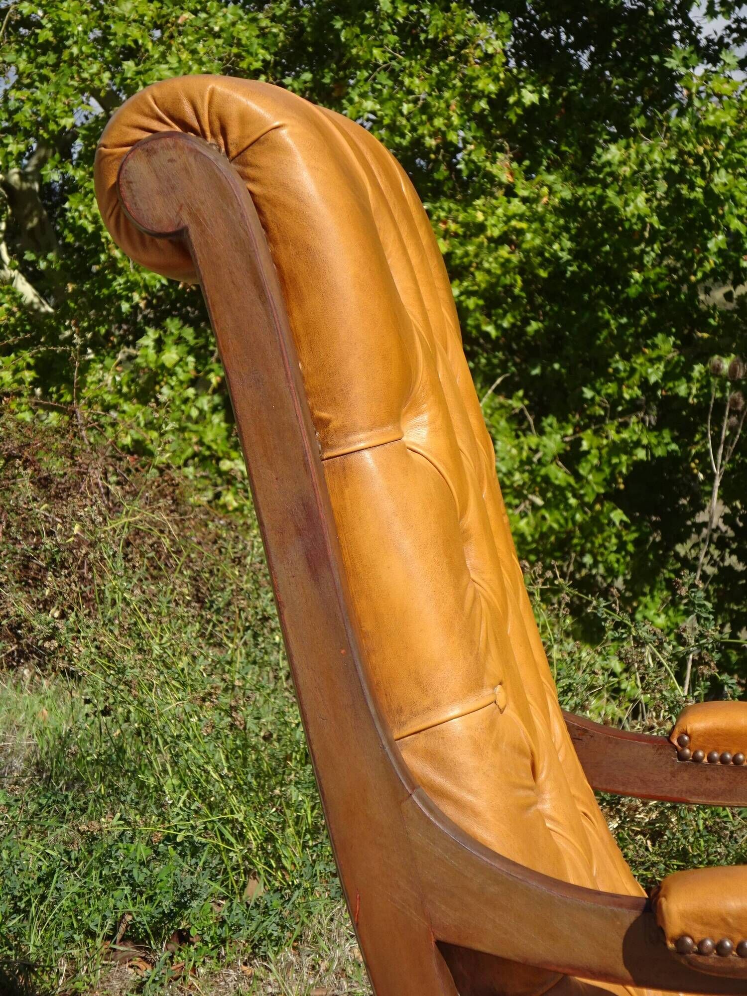 Fauteuils en bois et cuir capitonné, les 2