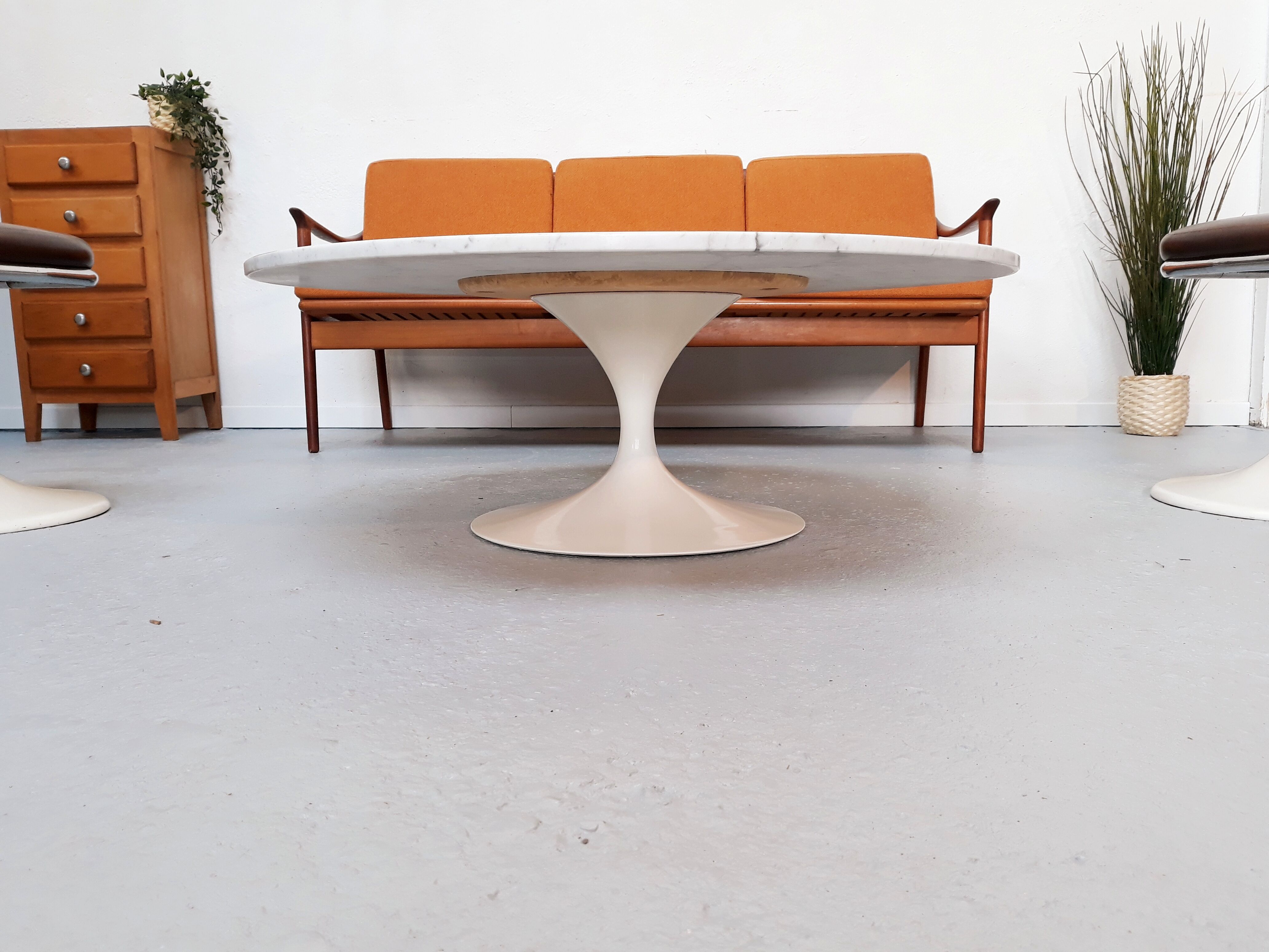 Tulip coffee table by Eero Saarinen for Knoll International