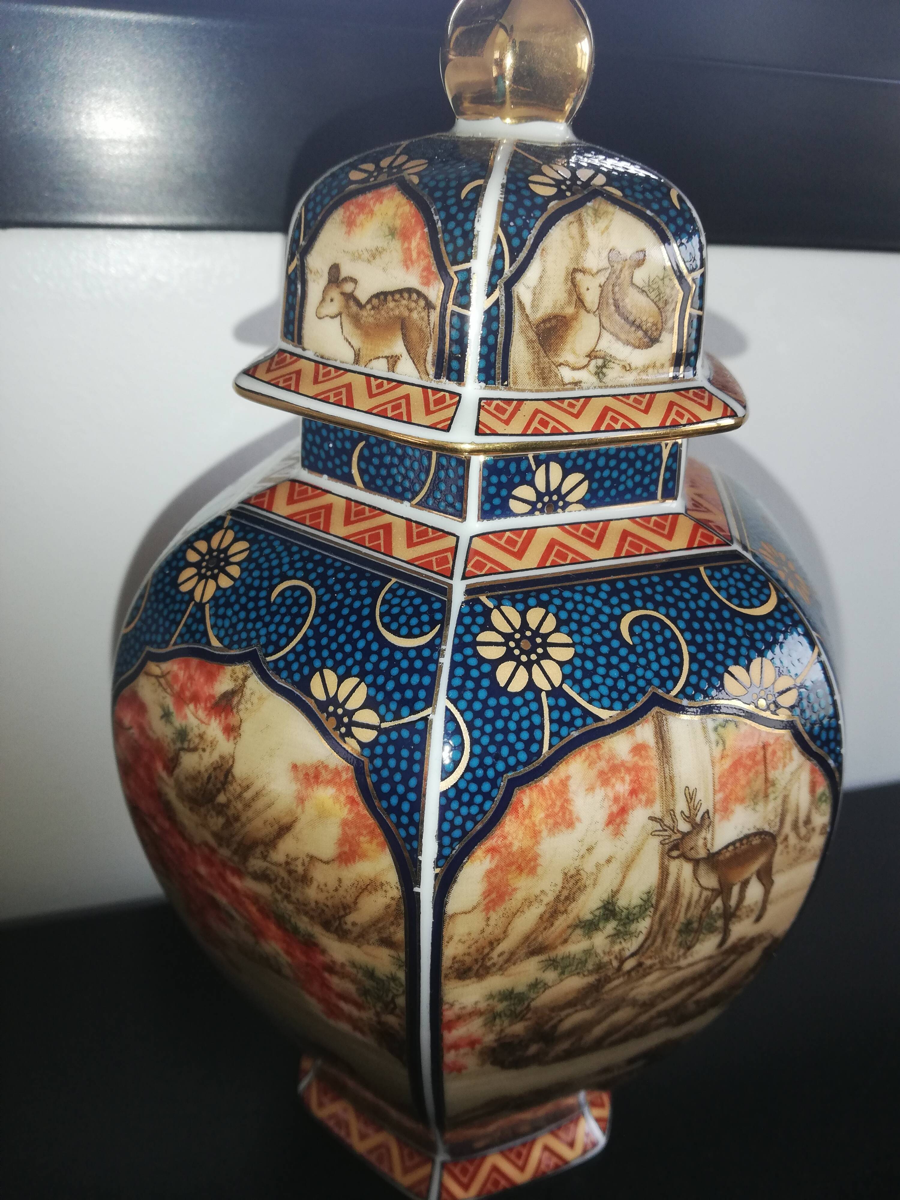 Japanese porcelain potiche