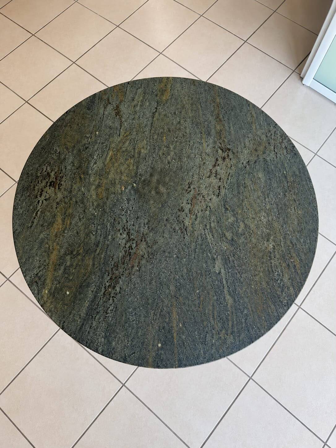 Round table in green Vosges granite and solid wood – Ø 140 cm
