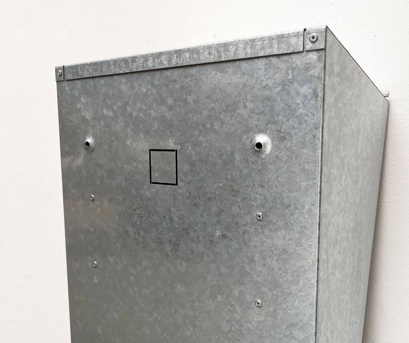 Étagère murale en métal postmoderne allemande de Radius Design, années 1980