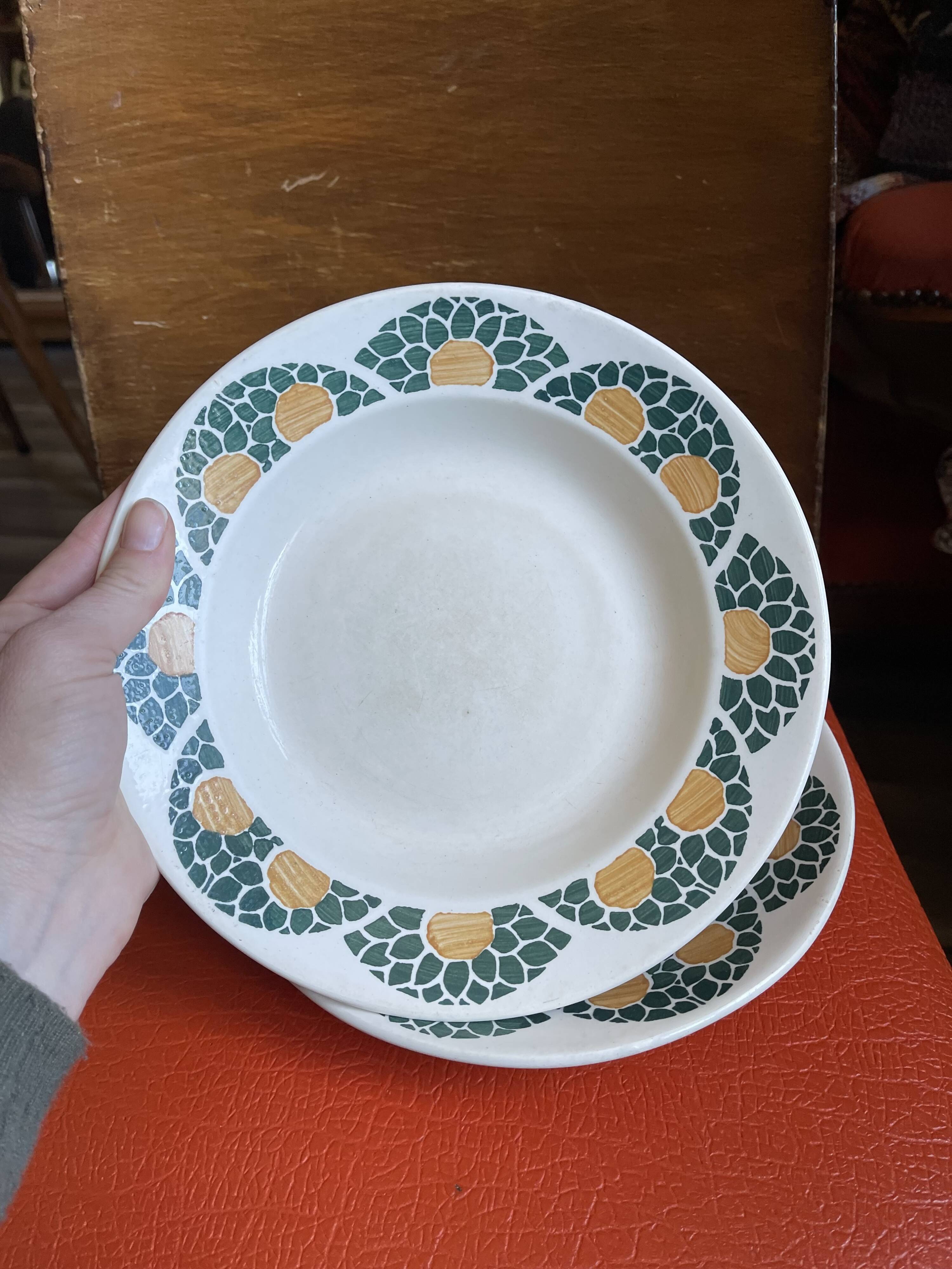 Lot of 8 Givors plates in antique earthenware.