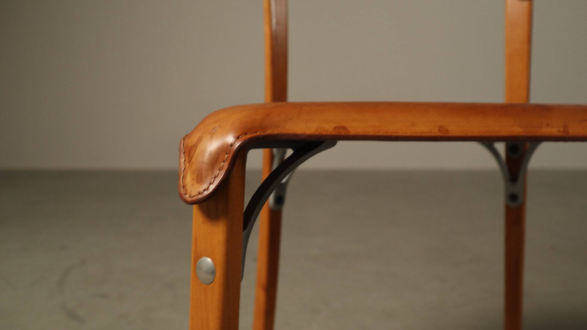 Ensemble de cinq chaises de salle à manger italiennes en cuir cognac, années 1990.