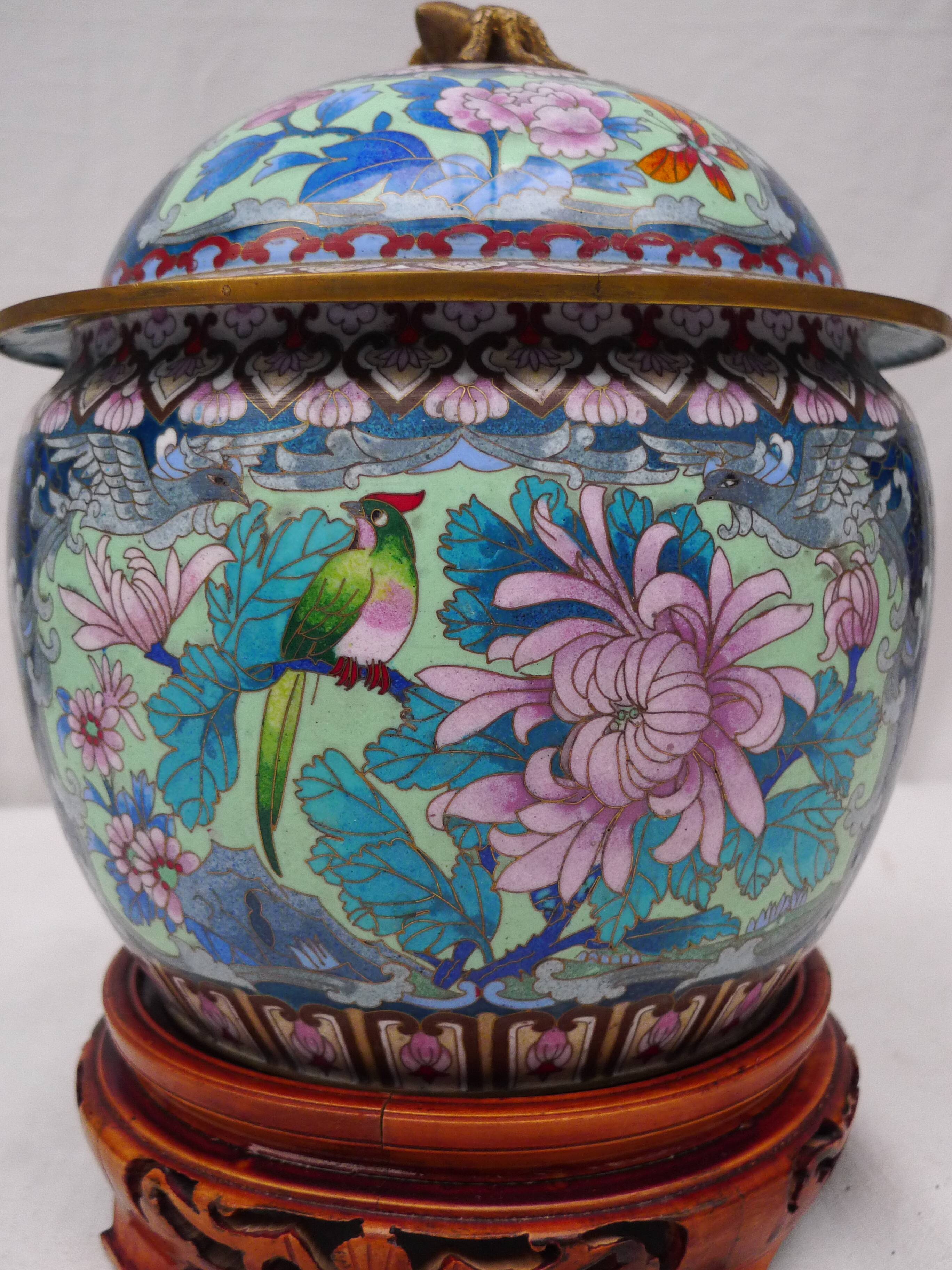 Covered pot in partition