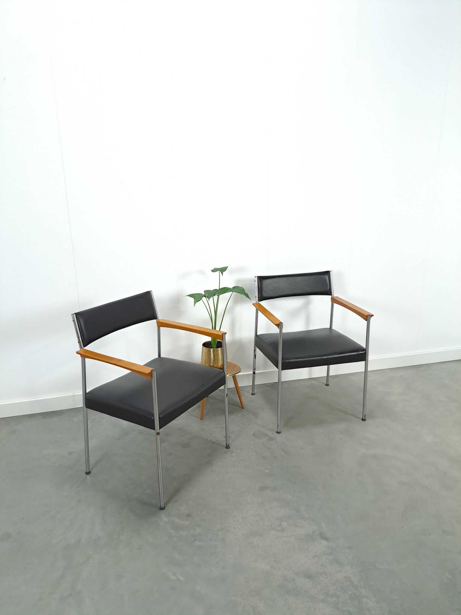 Chairs DDR with chrome base and black upholstery, dining chairs