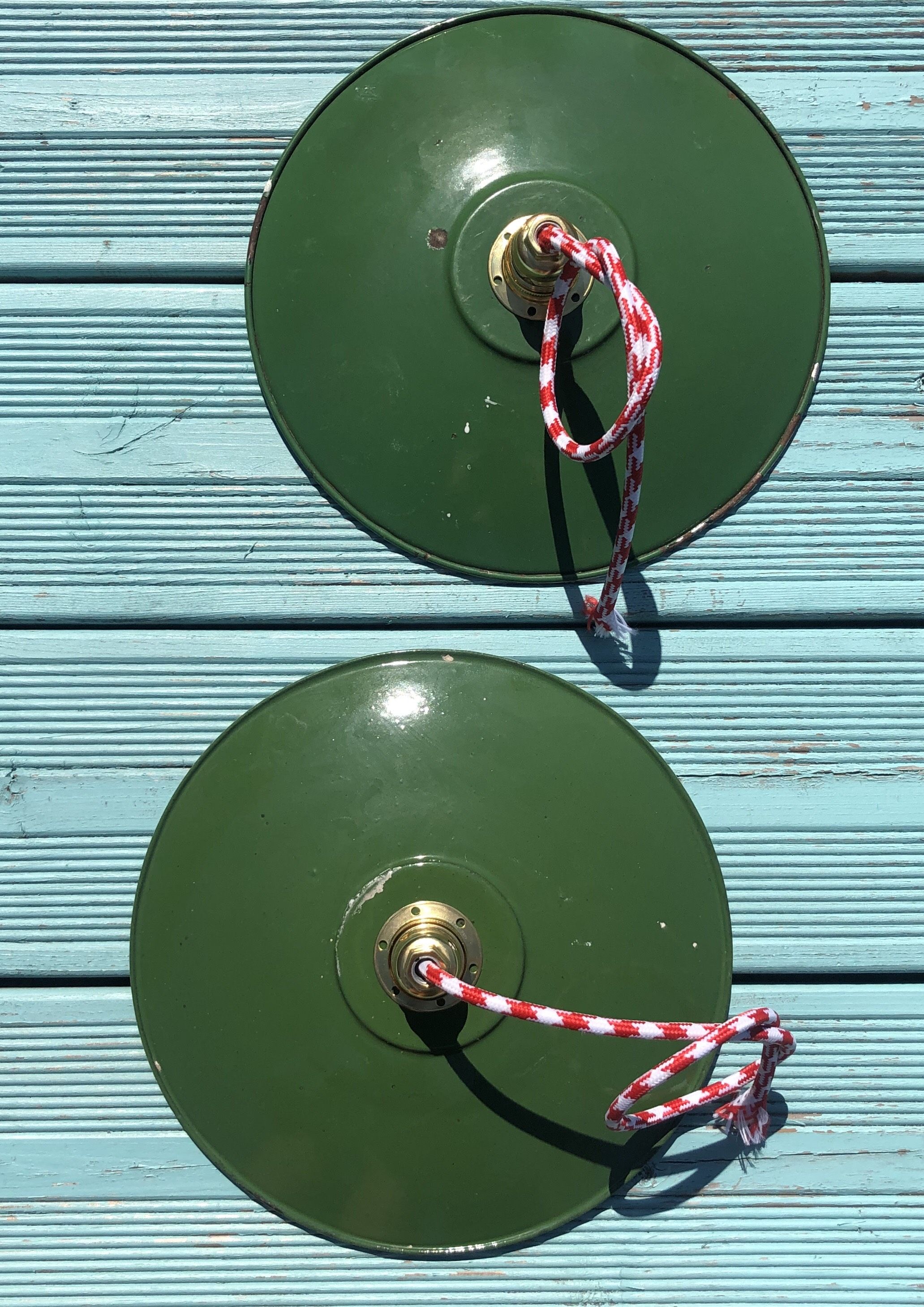 Pair of vintage hanging in green emailled tole 24 cm E14 sleeve