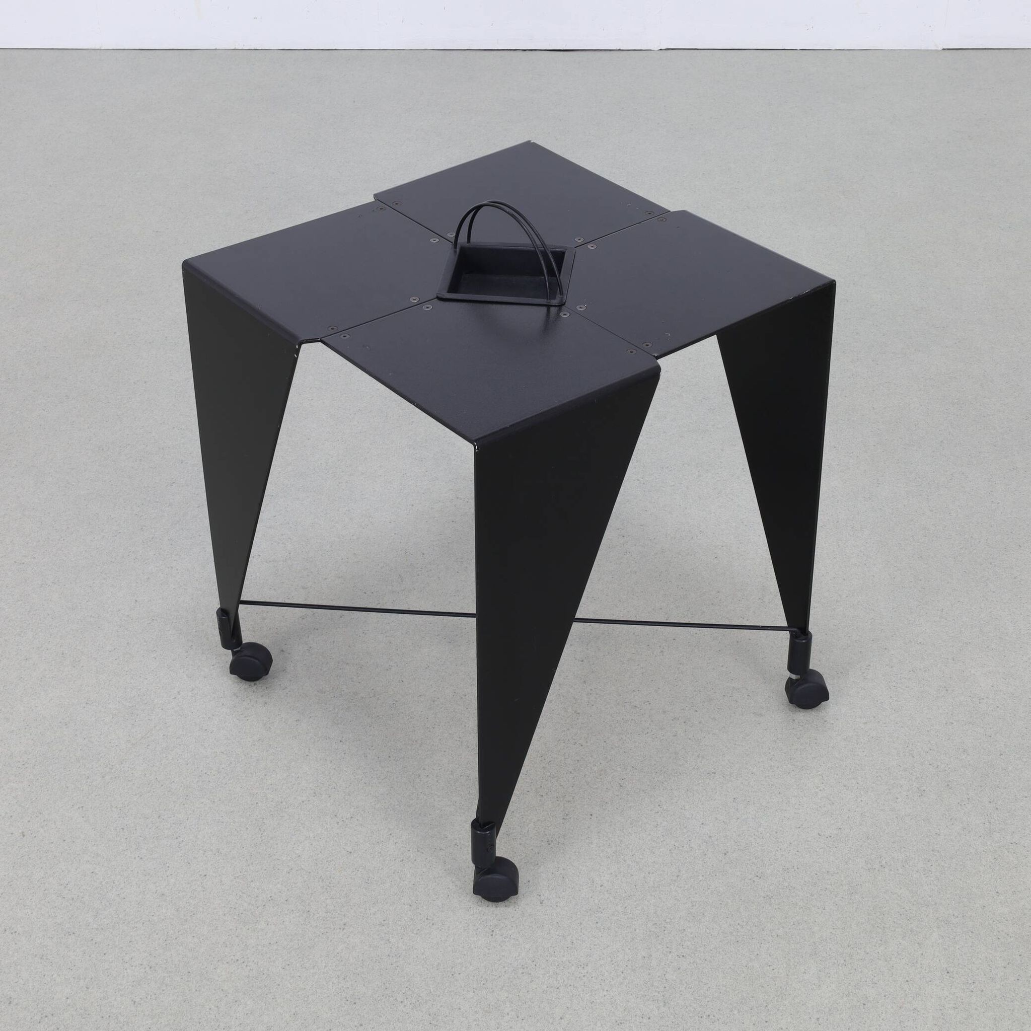 Table d'appoint sur roulettes Harlequin Errebi Italie, années 80 style Memphis