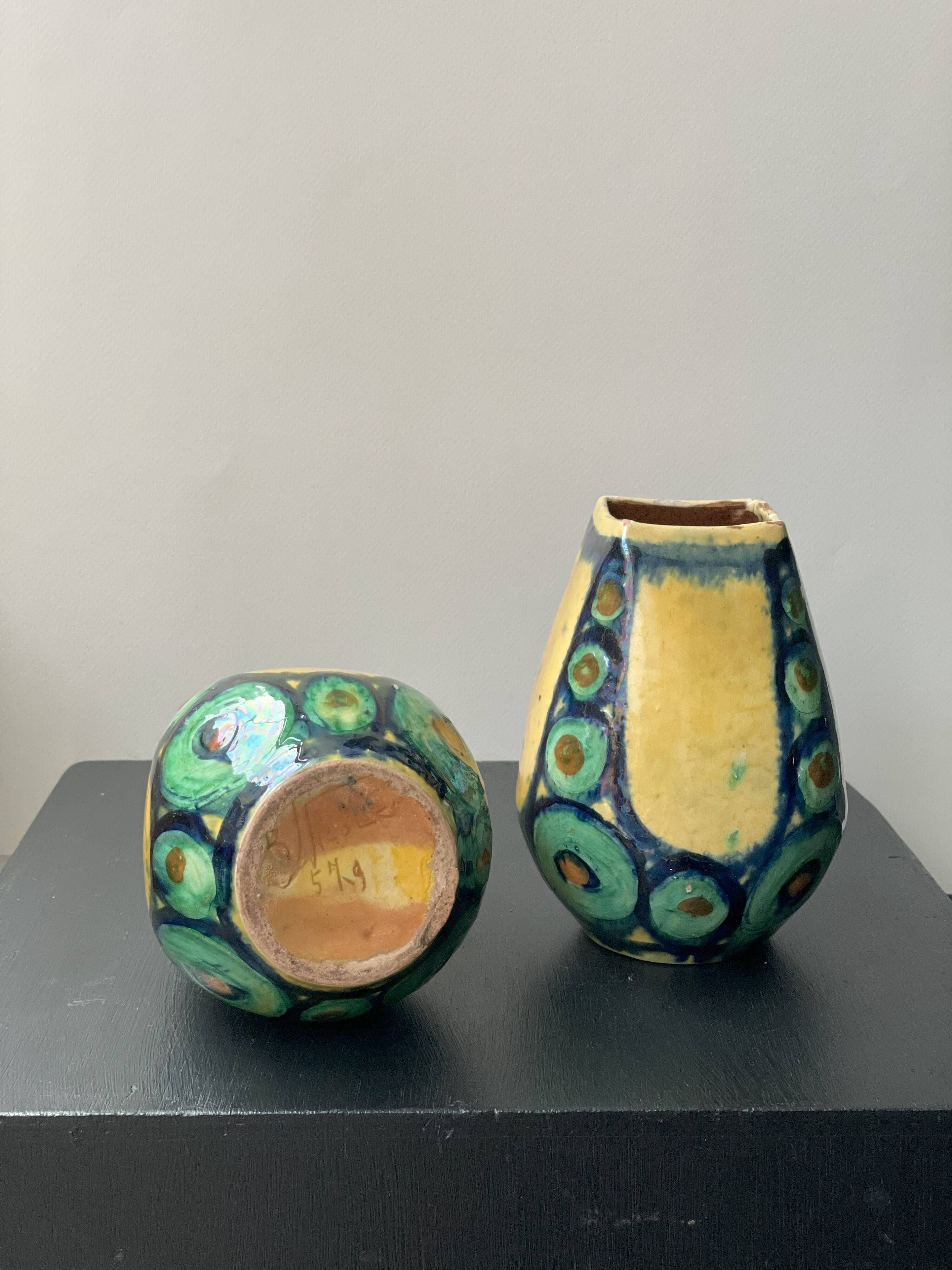 Une paire de vases verts et jaunes