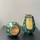Une paire de vases verts et jaunes