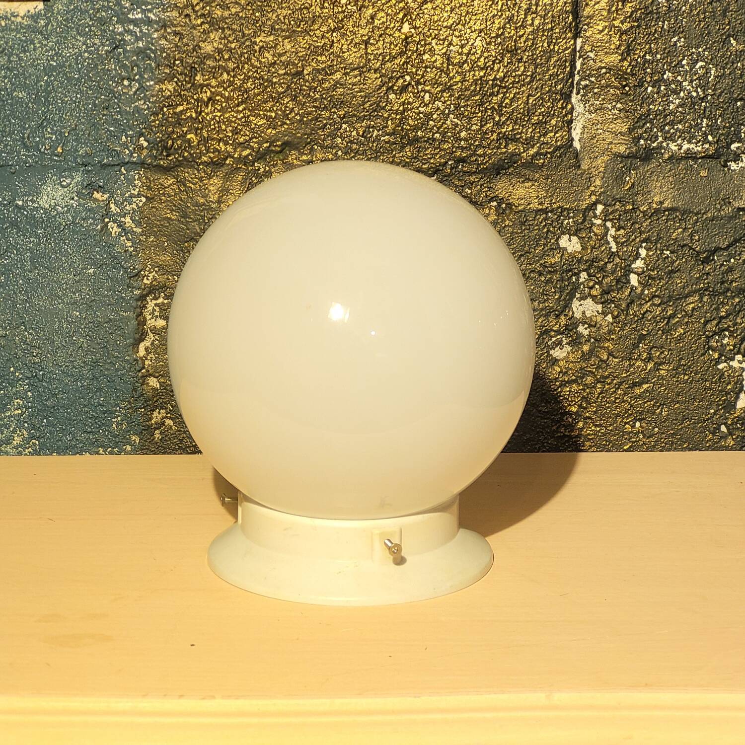 Applique ou plafonnier globe en opaline vintage