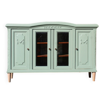 Enfilade vintage vert sauge rénovée – pieds bois & vitrines biseautées