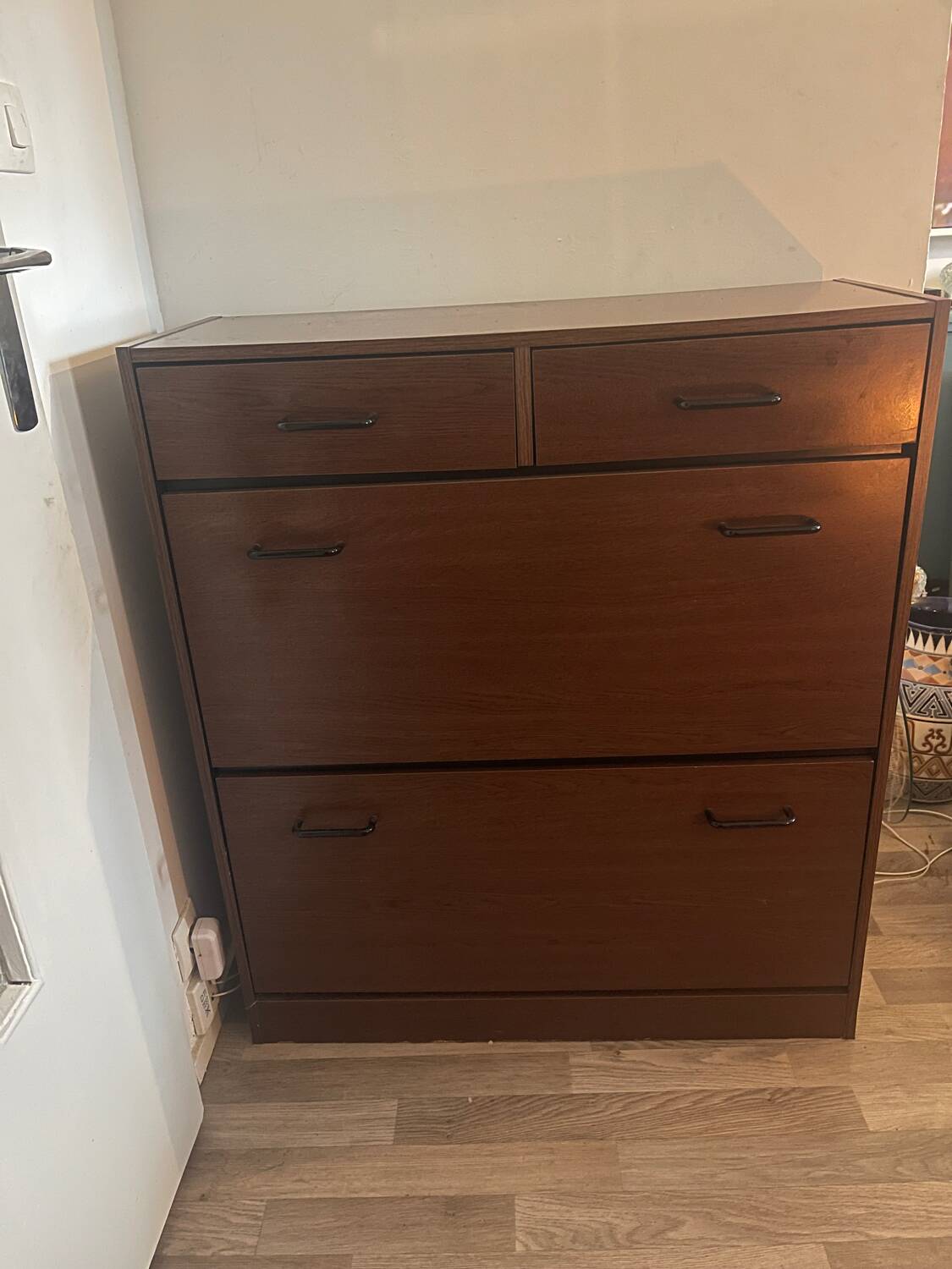Shoe cabinet