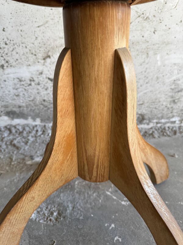 Tabouret vintage en bois naturel avec assise en similicuir jaune clair et piètement évasé croisé