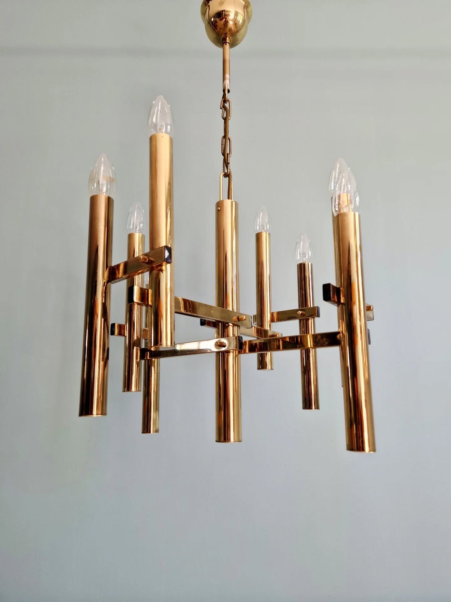 Geometric brass chandelier, Hollywood Regency, design by G. Sciolari, 1970.