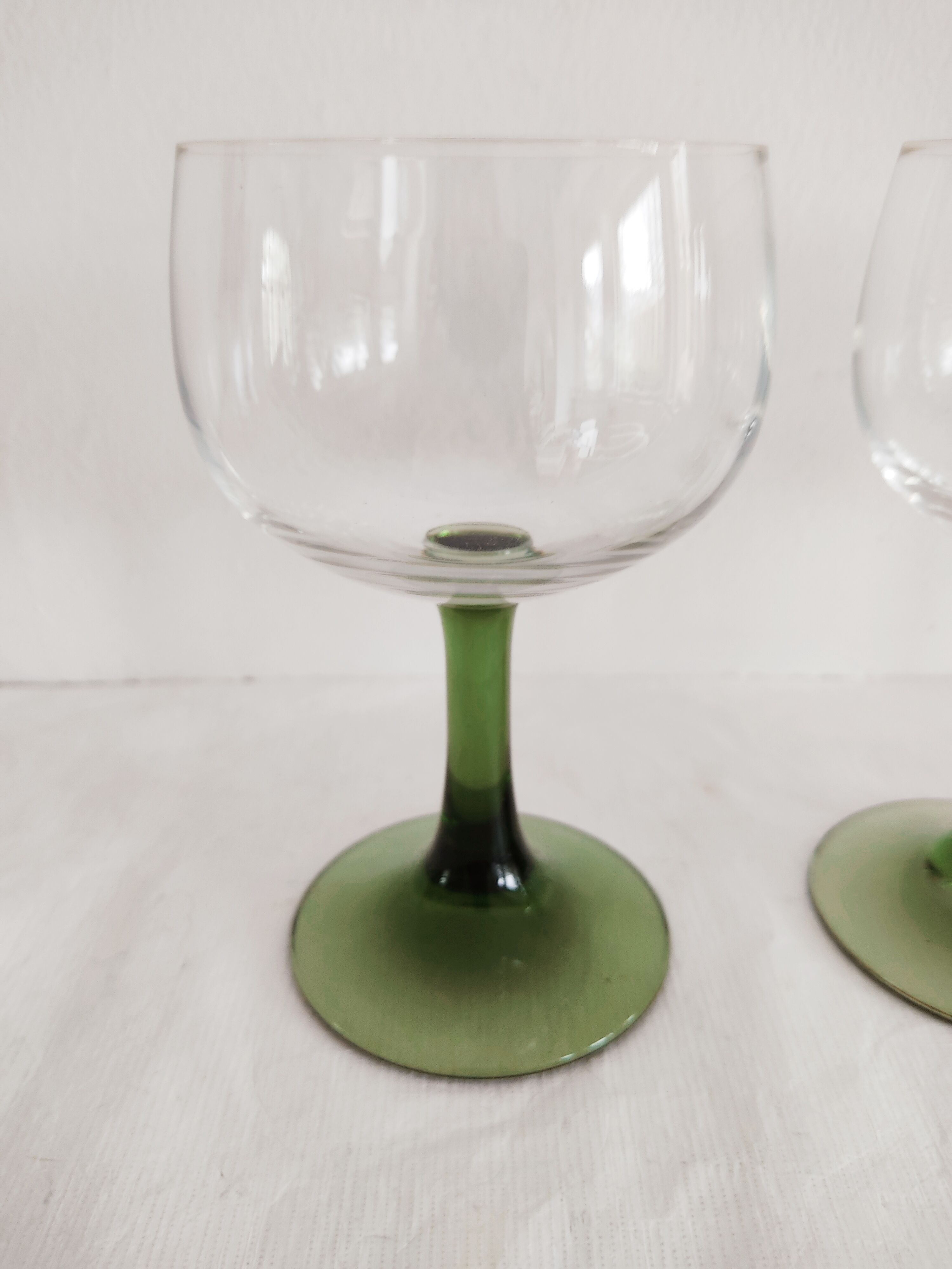Ensemble de 3 verres à vin au pied vert