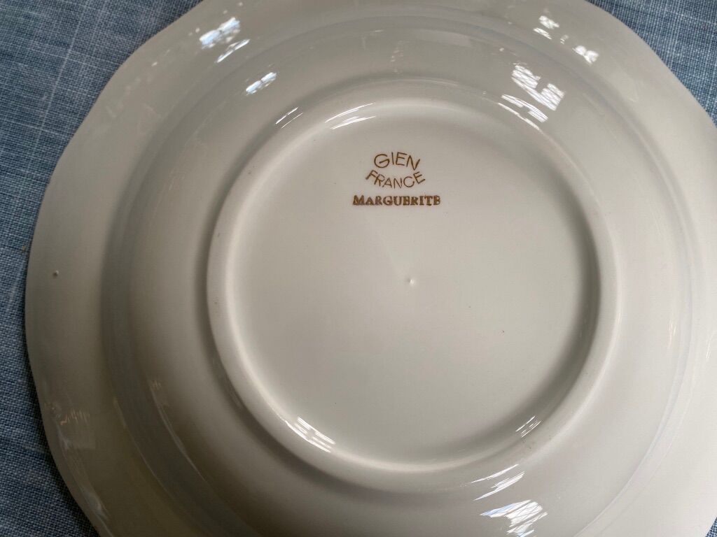 Lot of plates flat and hollow 10-10. "Margurites" by Gien. 1960s-70s.