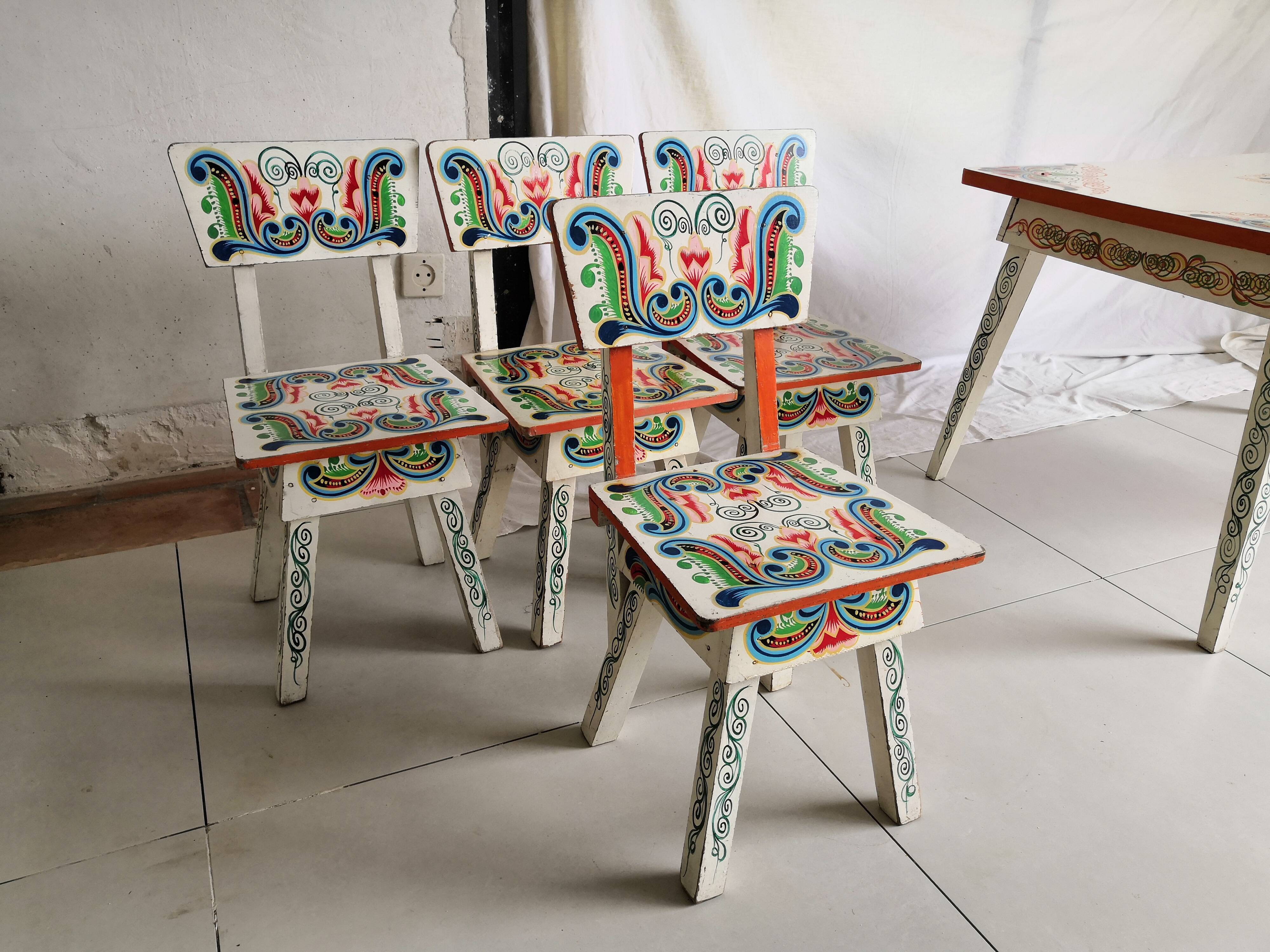 Table lounge - 4 ethnic vintage children's chairs
