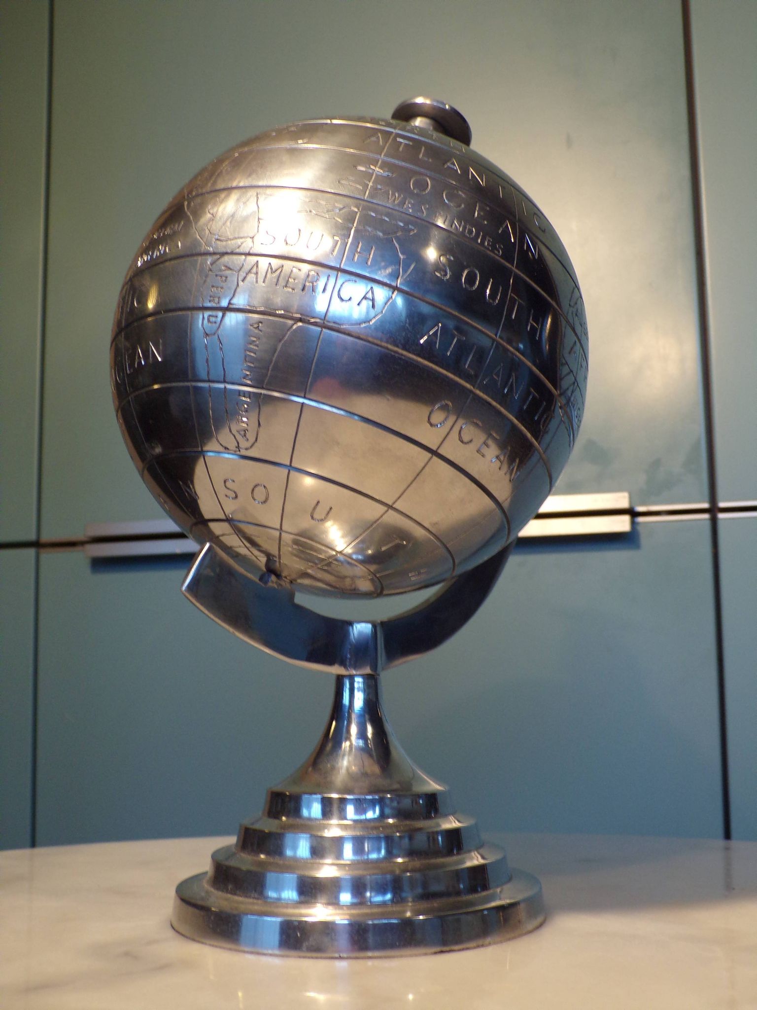 Globe terrestre en métal