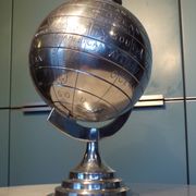 Globe terrestre en métal