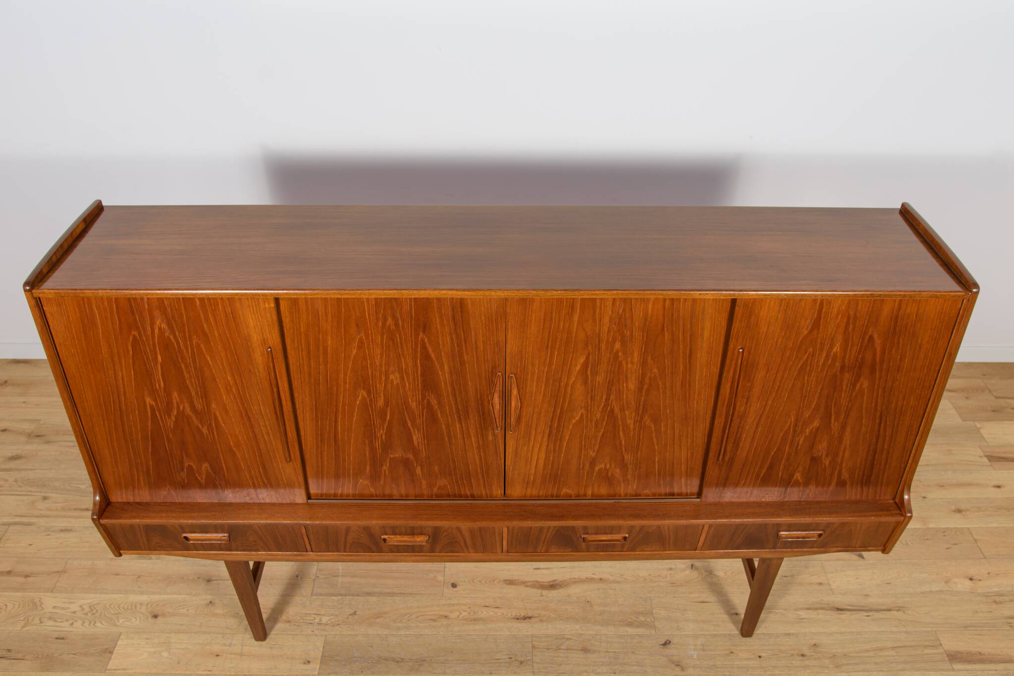 Buffet haut en teck de style moderne du milieu du siècle, fabriqué par Farso Mobelfabrik, Danemark.