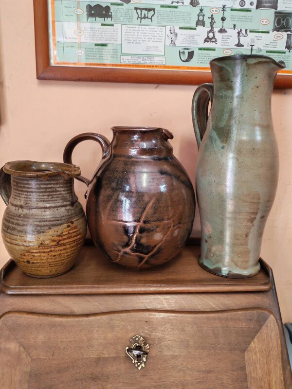Ensemble de trois pichets et broc artisanaux en  céramique vintage
