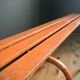Ancien banc métallique orange