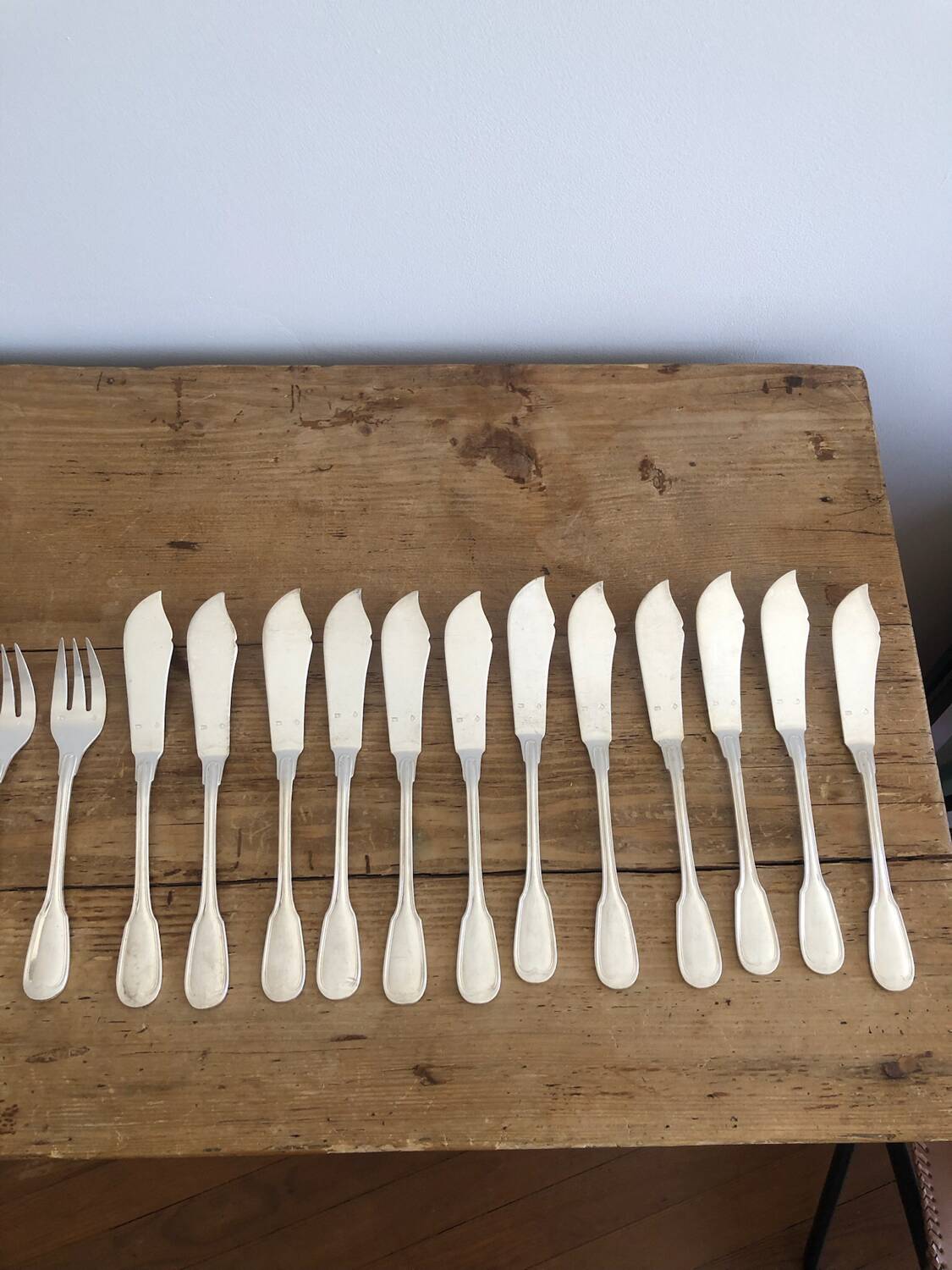 Set of 12 fish forks & 12 knives in silver metal