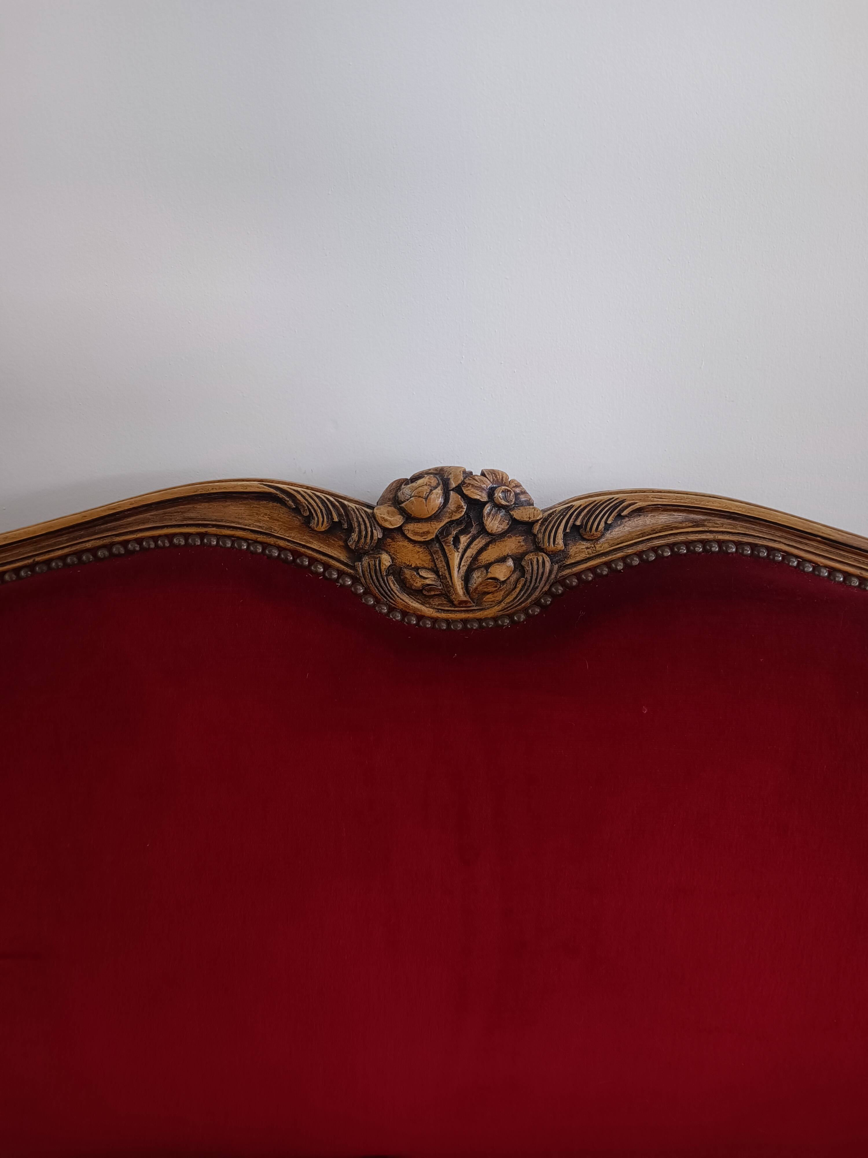 Ensemble banquette et 2 fauteuils style Louis XV en tissu rouge