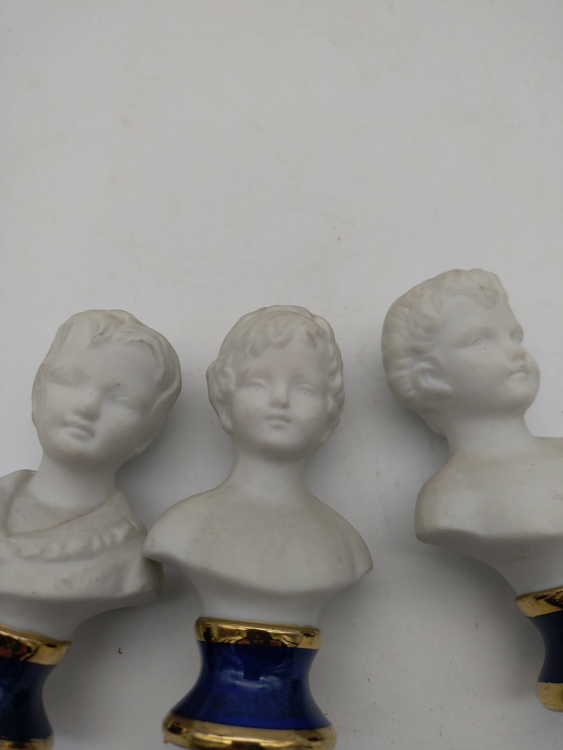 Bustes enfants en biscuit .Capodimonte. 9 cm .