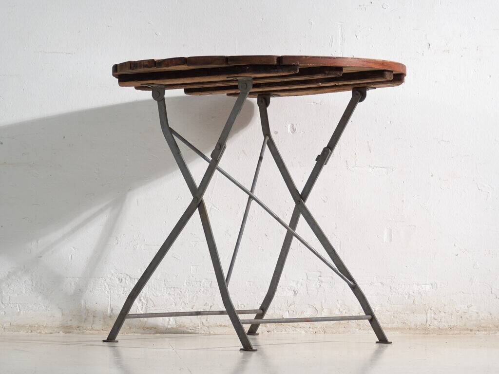 Table de jardin pliante ancienne en bois et fer – Europe centrale, vers 1950