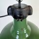 Lampe à suspension industrielle en émail vert, années 1960