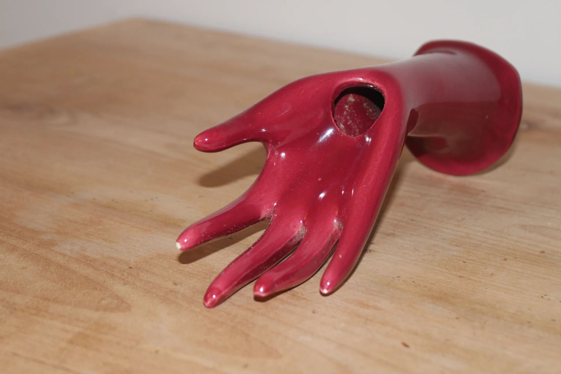 Main soliflore vintage en céramique rouge framboise