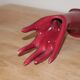 Main soliflore vintage en céramique rouge framboise