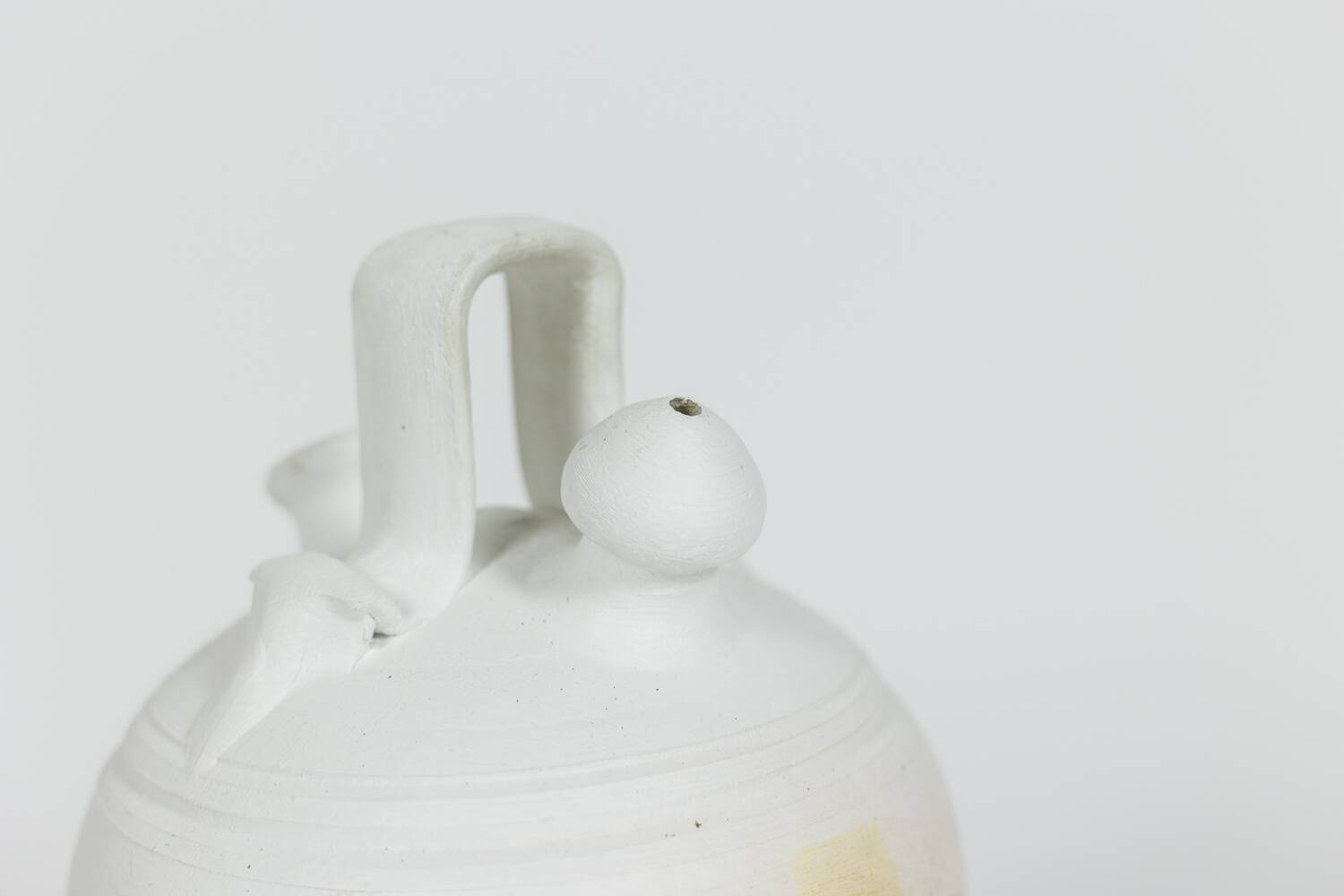 Vase en terre cuite peinte, travail contemporain