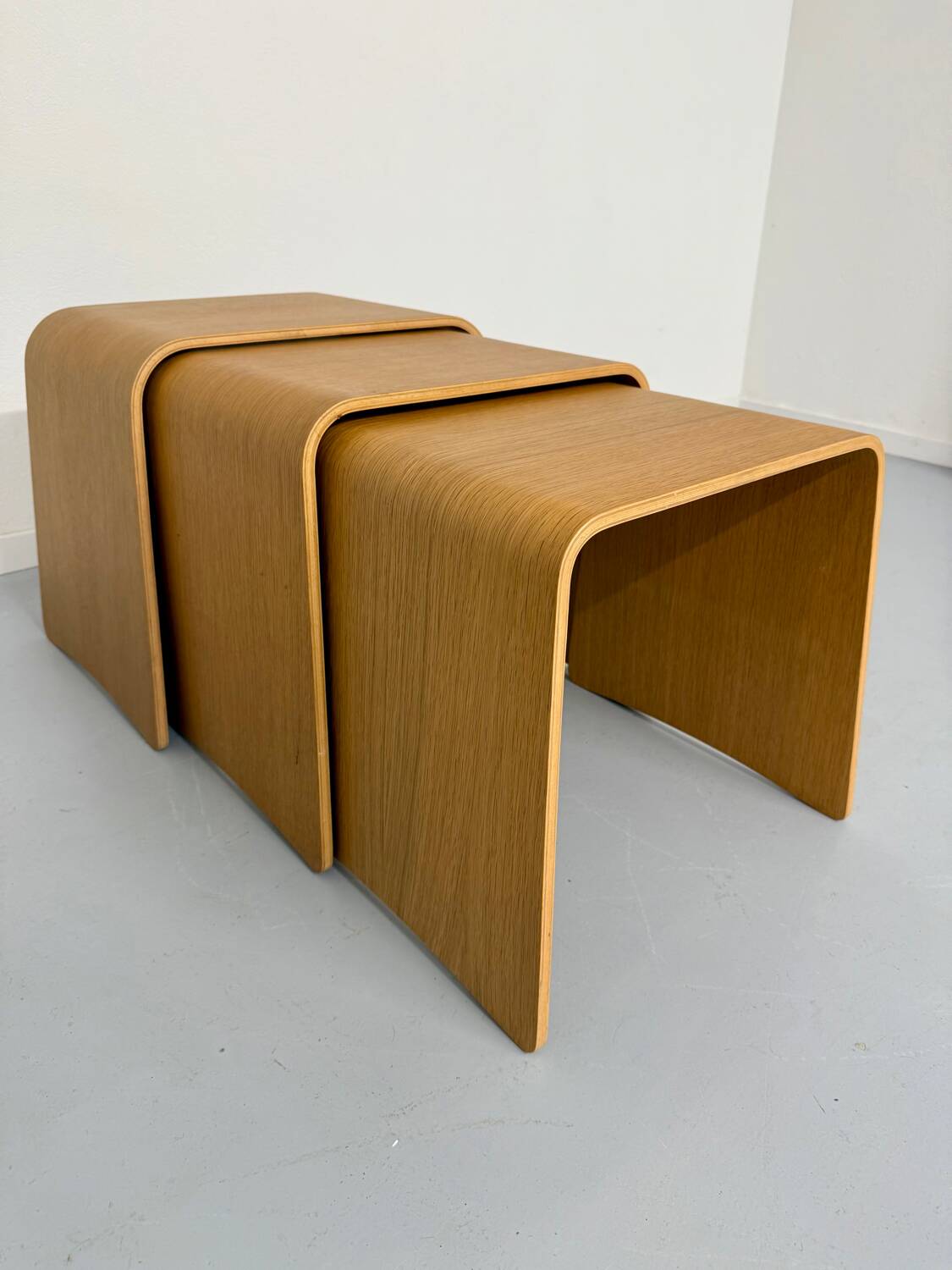 Set of 3 nesting coffee tables in thermoformed wood, 80s design