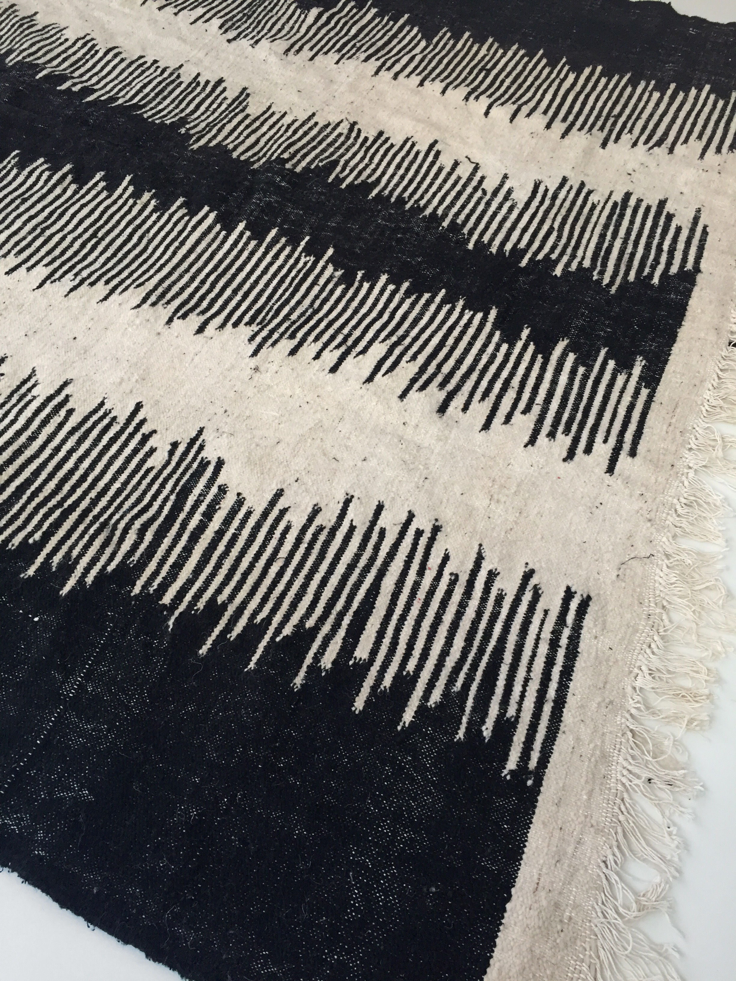 Tapis Kilim berbère marocain écru et noir 292x193cm