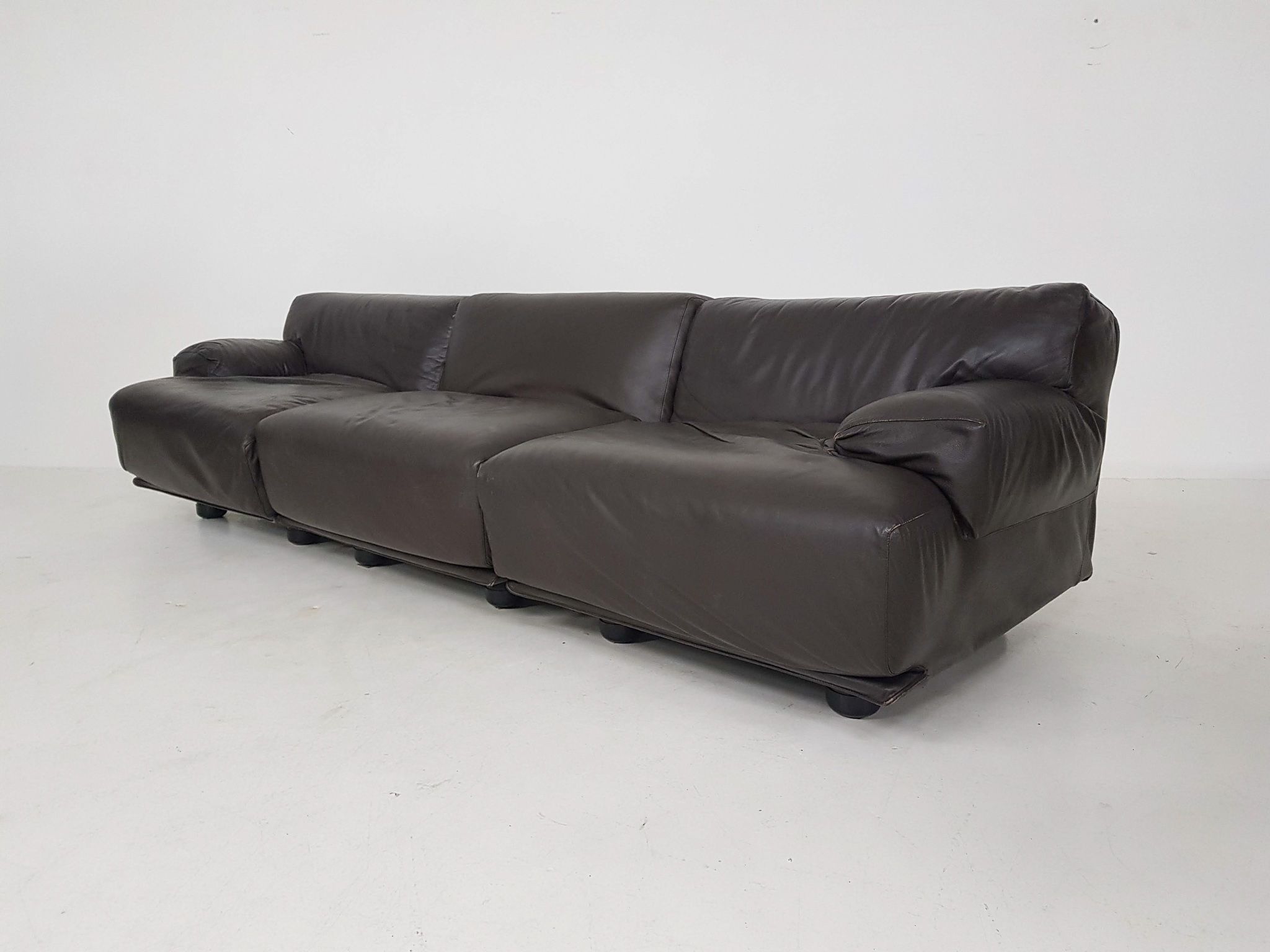 Vico Magistretti for Cassina "Fiandra" 3-Seater dark brown leather sofa, Italy 1970