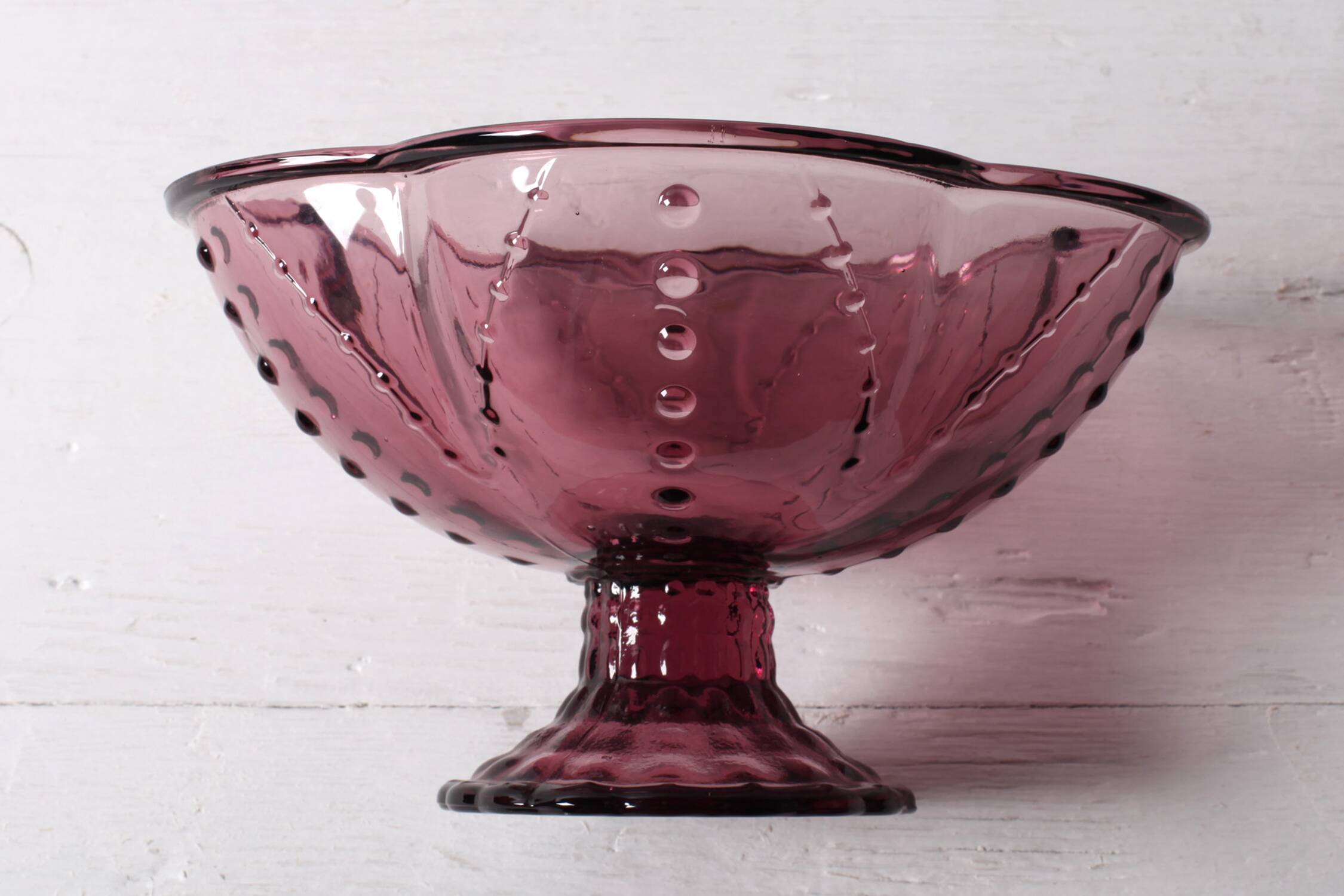 Coupe à fruits en verre pressé améthyste Yngaren par Sara Fager, Suède années 2000