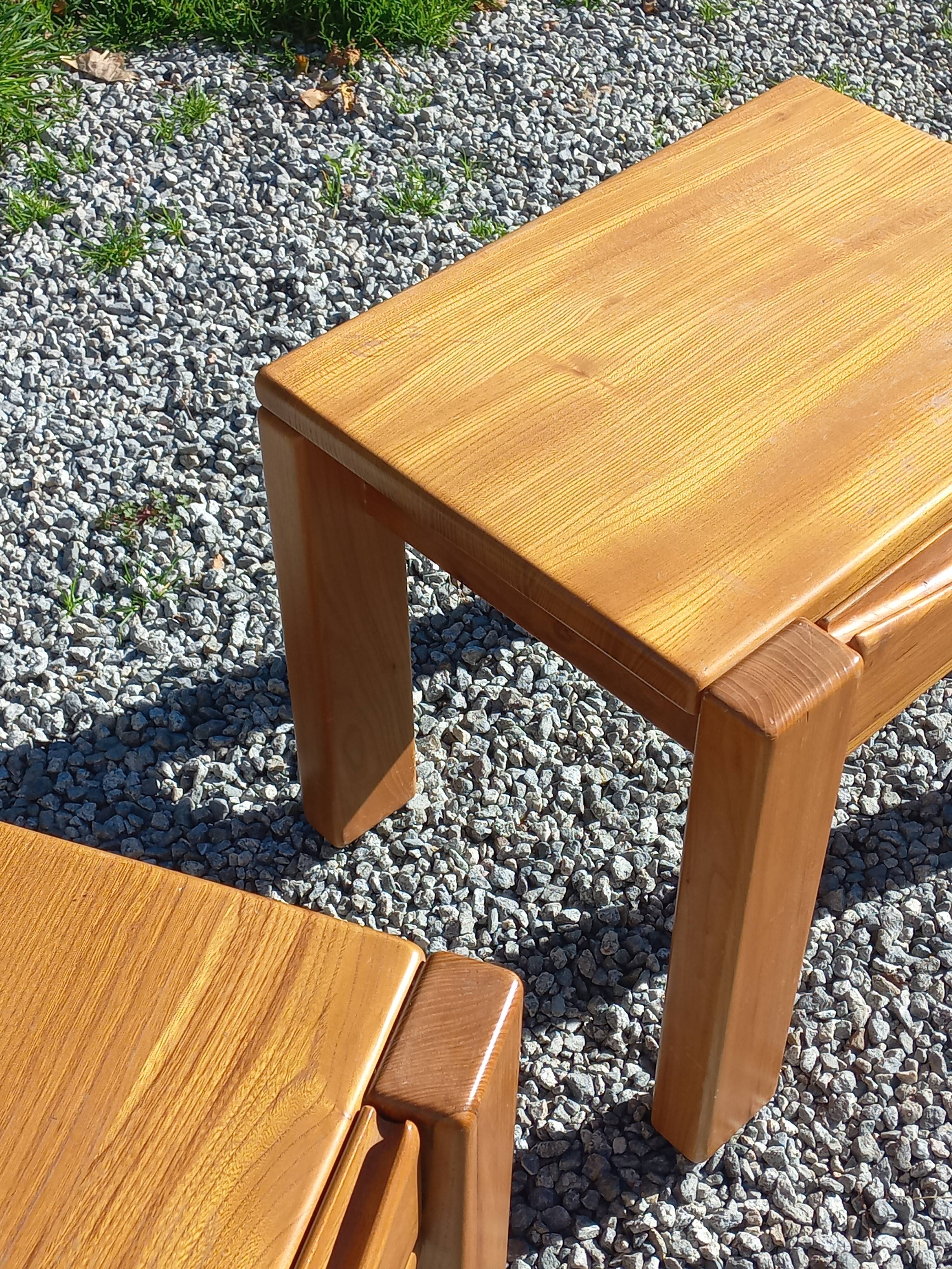 Paire de chevets en orme massif de la maison Regain