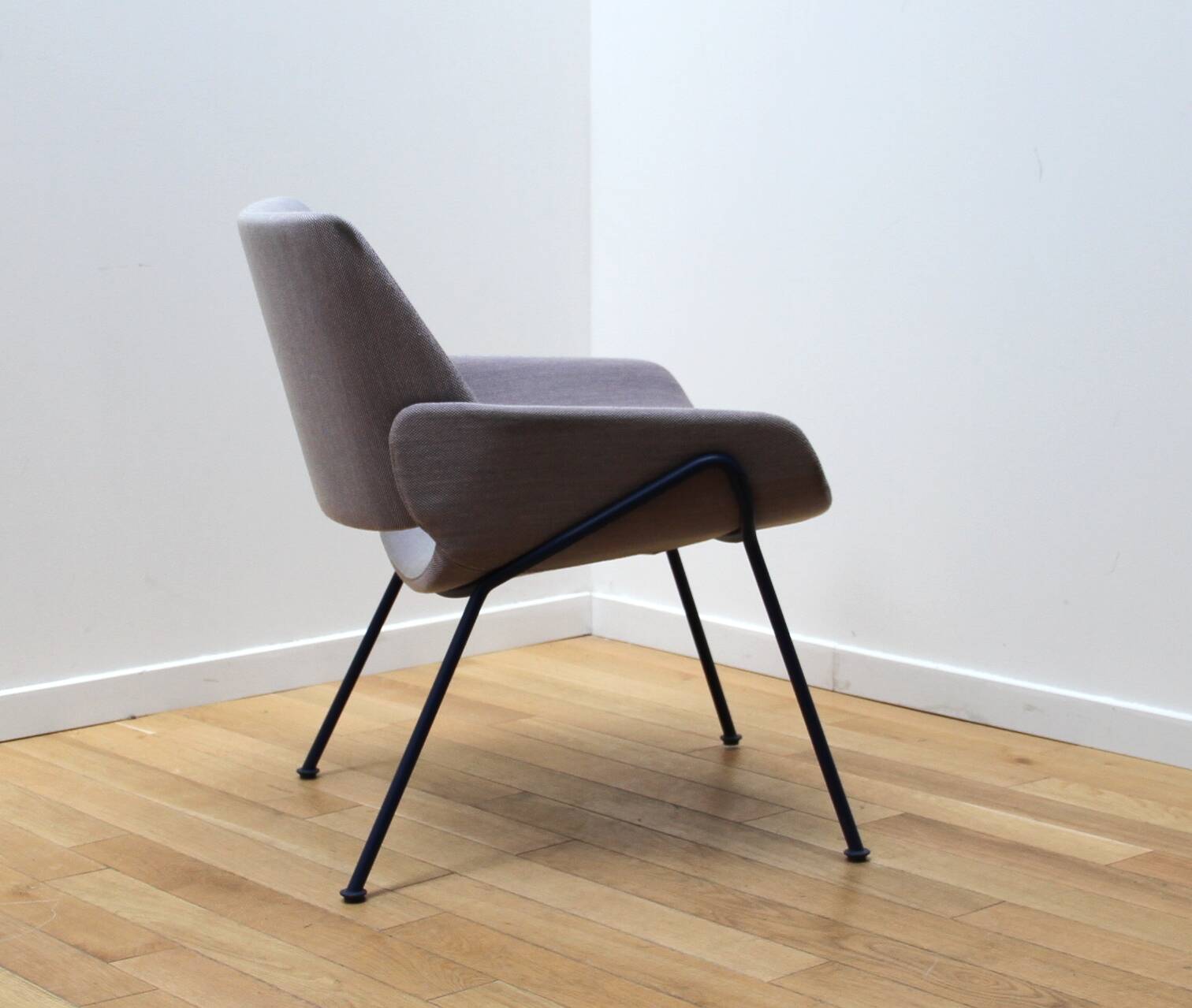 Monk designer armchair, Prostoria