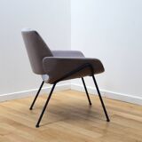 Fauteuil design Monk, Prostoria