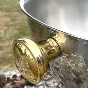Grand seau à champagne en aluminium avec poignées dorées.