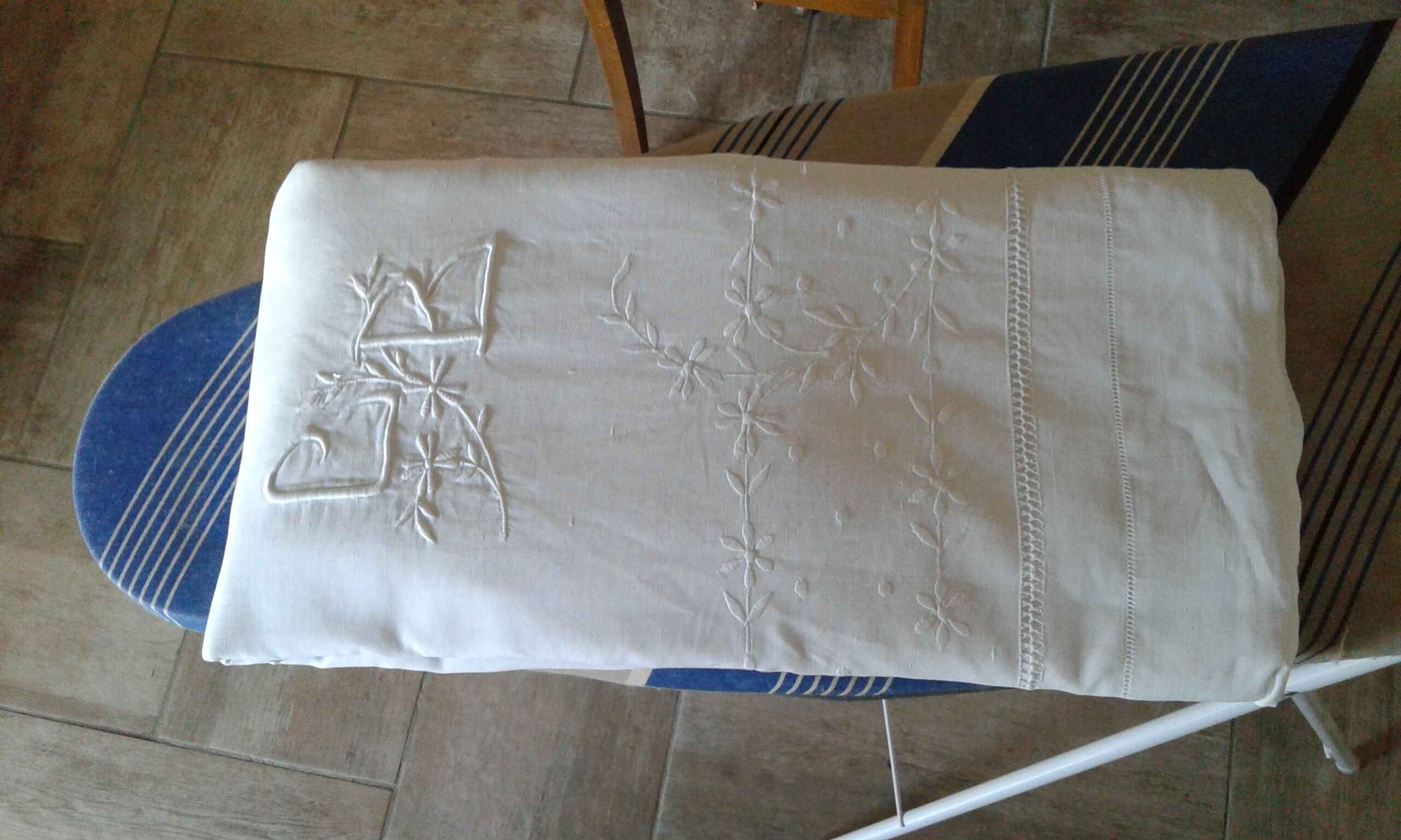 Drap ancien brodé monogramme Cb et fleurs