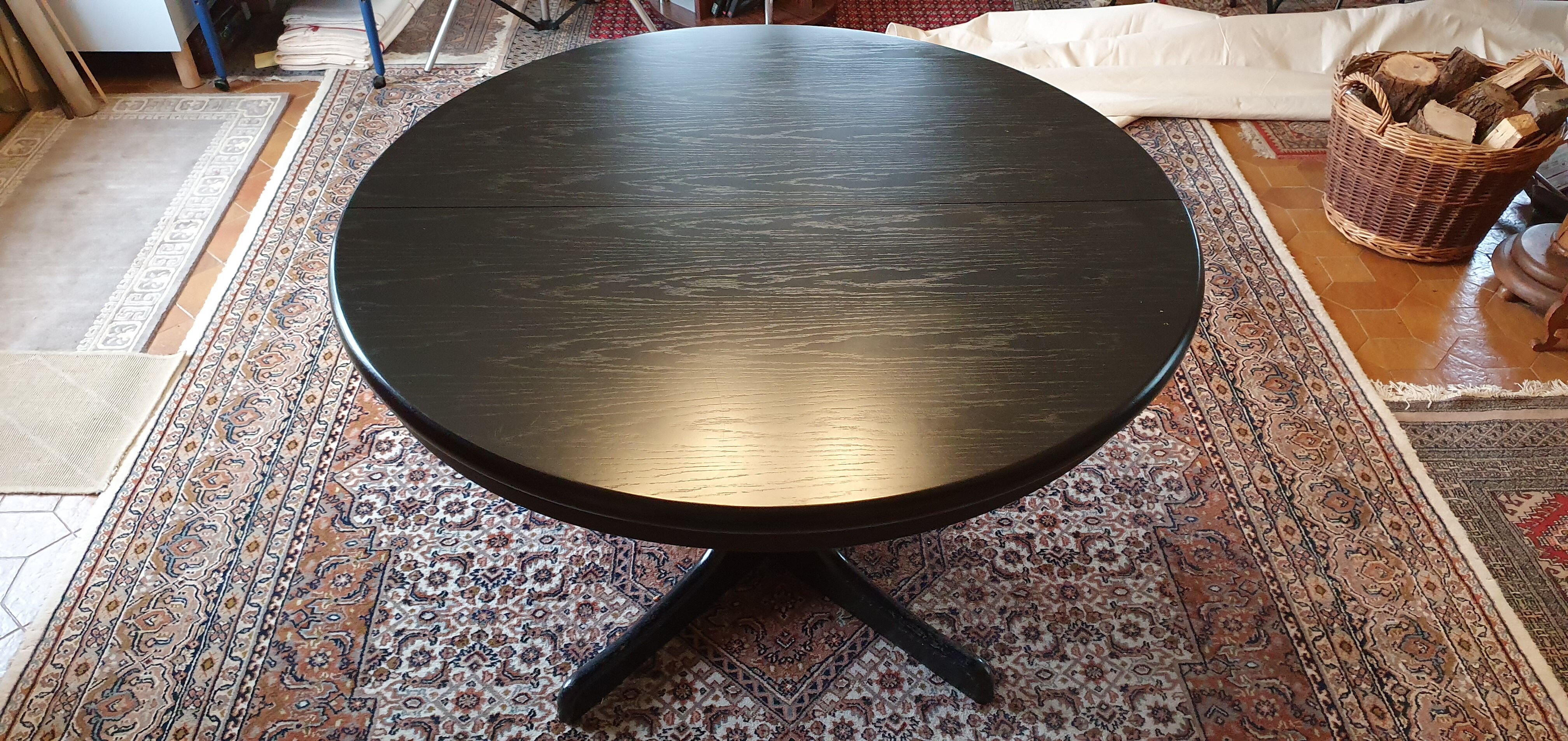 Baumann-type table with 4/8-person extensions.