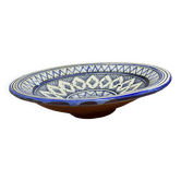 Plat marocain en céramique artisanale sculptée, motifs géométriques bleu et